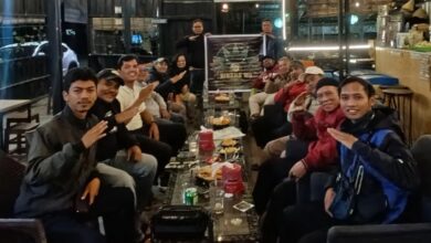 Anggota BikersMu Chapter Temanggung berfoto bersama saat musyawarah pembentukan pengurus di Angkringan Pak Pulung Maron Temanggung.