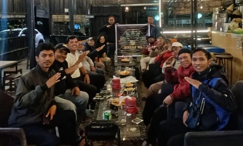 Anggota BikersMu Chapter Temanggung berfoto bersama saat musyawarah pembentukan pengurus di Angkringan Pak Pulung Maron Temanggung.