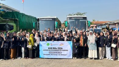 Mahasiswa UNIMUGO foto bersama Rektor Prof Sofyan Anif dan pimpinan kampus saat pelepasan KKN MAs 2026 di depan bus pemberangkatan.