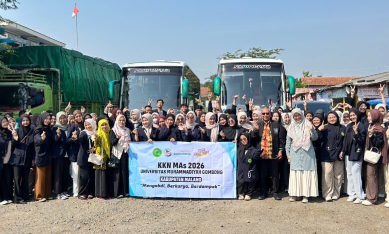Mahasiswa UNIMUGO foto bersama Rektor Prof Sofyan Anif dan pimpinan kampus saat pelepasan KKN MAs 2026 di depan bus pemberangkatan.