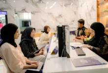 Petugas pelayanan admisi melayani calon mahasiswa baru yang mendaftar PMB UMS 2026 di meja informasi pendaftaran UMS Surakarta.