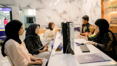 Petugas pelayanan admisi melayani calon mahasiswa baru yang mendaftar PMB UMS 2026 di meja informasi pendaftaran UMS Surakarta.