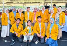 13 kader IPM Temanggung berfoto bersama mengenakan jas almamater kuning di Musywil IPM Jawa Tengah 2026