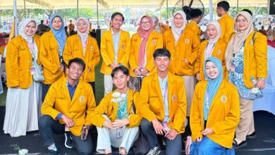 13 kader IPM Temanggung berfoto bersama mengenakan jas almamater kuning di Musywil IPM Jawa Tengah 2026
