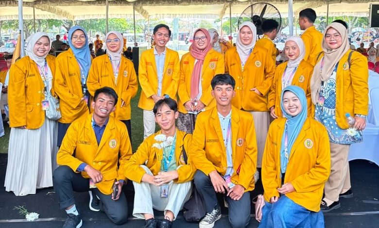 13 kader IPM Temanggung berfoto bersama mengenakan jas almamater kuning di Musywil IPM Jawa Tengah 2026