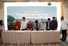 Prof. Syafiq A. Mughni dan sejumlah tokoh agama lintas iman menandatangani dokumen kerja sama aksi iklim lintas iman di Jakarta.