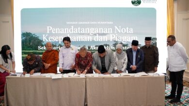 Prof. Syafiq A. Mughni dan sejumlah tokoh agama lintas iman menandatangani dokumen kerja sama aksi iklim lintas iman di Jakarta.