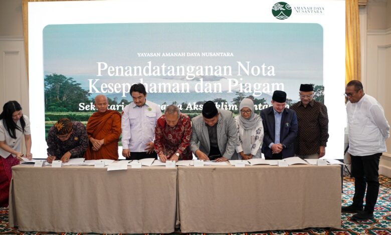 Prof. Syafiq A. Mughni dan sejumlah tokoh agama lintas iman menandatangani dokumen kerja sama aksi iklim lintas iman di Jakarta.