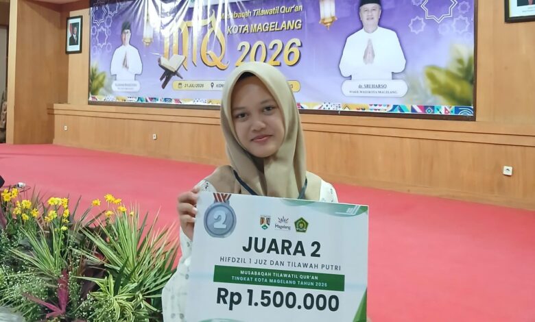 Siswa putri SMP Mutual Magelang berhijab memegang papan penghargaan Juara 2 kategori Hifdzil 1 Juz dan Tilawah Putri pada ajang Musabaqah Tilawatil Qur’an (MTQ) Tingkat Kota Magelang Tahun 2026, dengan latar belakang panggung acara.