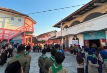 Sekelompok siswa pramuka SMP Muhammadiyah Jepara sedang melaksanakan upacara pembukaan atau penutupan kegiatan Kemah Taaruf di halaman sekolah pada pagi hari yang cerah, dikelilingi gedung sekolah dan masjid.