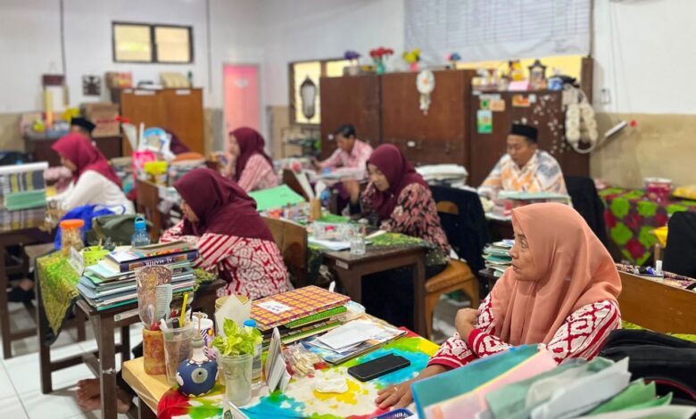 Suasana rapat guru dan karyawan SMP Muhammadiyah Jepara menyambut Tahun Ajaran 2026/2027