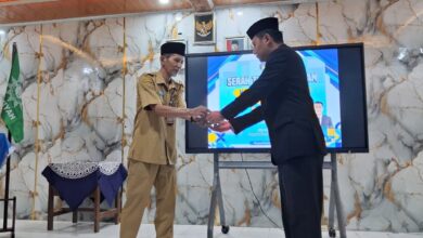Sertijab Kepala SMP Muhammadiyah 1 Dayeuhluhur: Penyerahan dokumen jabatan oleh Ika Yunita kepada Eka Susila di depan layar monitor