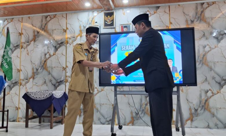 Sertijab Kepala SMP Muhammadiyah 1 Dayeuhluhur: Penyerahan dokumen jabatan oleh Ika Yunita kepada Eka Susila di depan layar monitor