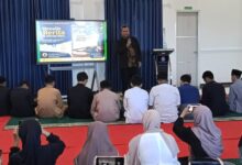 Hendra Apriyadi memberikan pelatihan menulis berita untuk meningkatkan literasi santri SMAMDA Sidoarjo