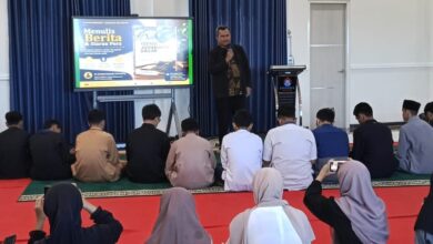 Hendra Apriyadi memberikan pelatihan menulis berita untuk meningkatkan literasi santri SMAMDA Sidoarjo