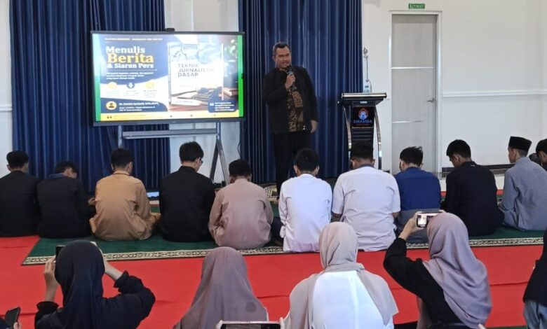 Hendra Apriyadi memberikan pelatihan menulis berita untuk meningkatkan literasi santri SMAMDA Sidoarjo