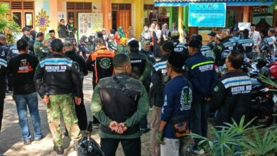 Sekelompok anggota Bikers Mu Chapter Sleman sedang berkumpul untuk melakukan aksi bakti sosial dan donasi di SD Muhammadiyah Kregan.