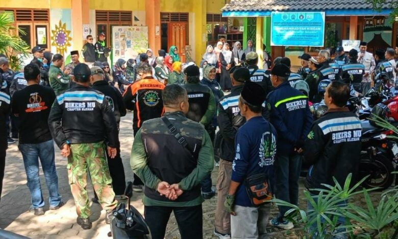 Sekelompok anggota Bikers Mu Chapter Sleman sedang berkumpul untuk melakukan aksi bakti sosial dan donasi di SD Muhammadiyah Kregan.