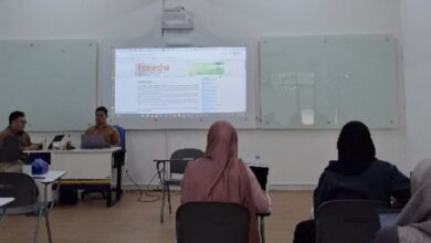 Suasana pemaparan program akademis UMS dalam ruang presentasi berproyektor