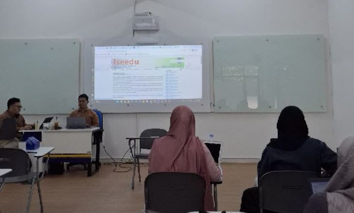 Suasana pemaparan program akademis UMS dalam ruang presentasi berproyektor