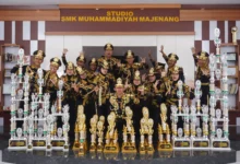 Pasukan Nareska SMK MUMA foto bersama memamerkan deretan trofi kejuaraan usai meraih kemenangan dalam lomba baris berbaris Kejurcab Cilacap 2026.
