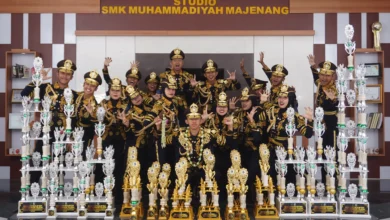 Pasukan Nareska SMK MUMA foto bersama memamerkan deretan trofi kejuaraan usai meraih kemenangan dalam lomba baris berbaris Kejurcab Cilacap 2026.