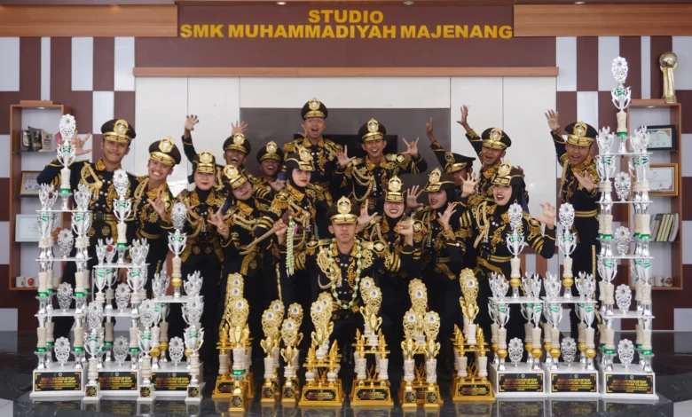 Pasukan Nareska SMK MUMA foto bersama memamerkan deretan trofi kejuaraan usai meraih kemenangan dalam lomba baris berbaris Kejurcab Cilacap 2026.