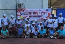 Jajaran pimpinan Universitas Muhammadiyah Surakarta dan orang tua mahasiswa foto bersama saat Tenis Cuzzday UMS di lapangan tenis Pabelan.