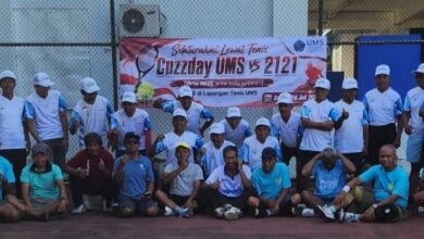 Jajaran pimpinan Universitas Muhammadiyah Surakarta dan orang tua mahasiswa foto bersama saat Tenis Cuzzday UMS di lapangan tenis Pabelan.