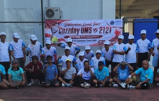 Jajaran pimpinan Universitas Muhammadiyah Surakarta dan orang tua mahasiswa foto bersama saat Tenis Cuzzday UMS di lapangan tenis Pabelan.