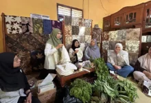 Pelatihan pembuatan ecoprint Desa Wisata Jarum Klaten oleh tim pengabdian UMS bersama warga dan perajin lokal.