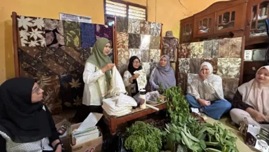 Pelatihan pembuatan ecoprint Desa Wisata Jarum Klaten oleh tim pengabdian UMS bersama warga dan perajin lokal.