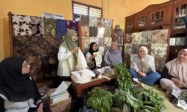 Pelatihan pembuatan ecoprint Desa Wisata Jarum Klaten oleh tim pengabdian UMS bersama warga dan perajin lokal.
