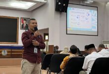 Agung Siswanto, S.E. memaparkan kebijakan baru Dana Kesehatan UMS dan integrasi BPJS Kesehatan di hadapan dosen dan pegawai UMS.