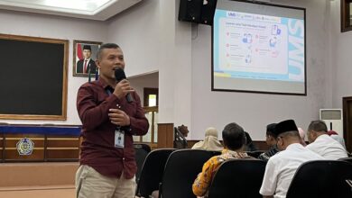 Agung Siswanto, S.E. memaparkan kebijakan baru Dana Kesehatan UMS dan integrasi BPJS Kesehatan di hadapan dosen dan pegawai UMS.