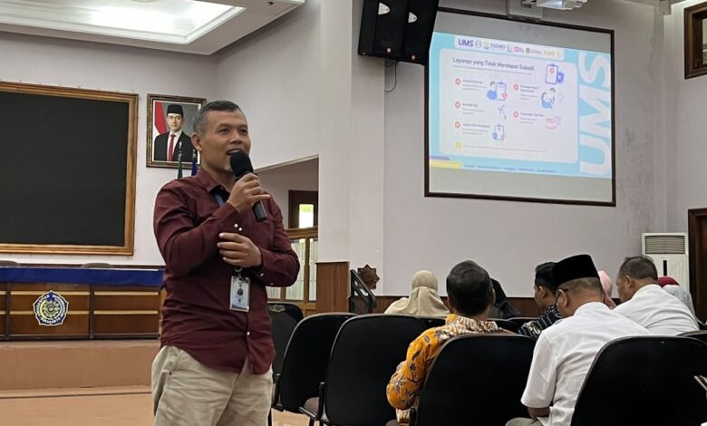 Agung Siswanto, S.E. memaparkan kebijakan baru Dana Kesehatan UMS dan integrasi BPJS Kesehatan di hadapan dosen dan pegawai UMS.