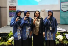 Empat wanita, tiga di antaranya guru LCP berhijab dari SD Muhammadiyah PK Banyudono, berpose bersama instruktur di atas panggung pelatihan berlatar logo Cambridge di Hotel Harris Solo.