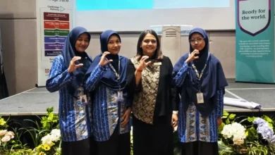 Empat wanita, tiga di antaranya guru LCP berhijab dari SD Muhammadiyah PK Banyudono, berpose bersama instruktur di atas panggung pelatihan berlatar logo Cambridge di Hotel Harris Solo.