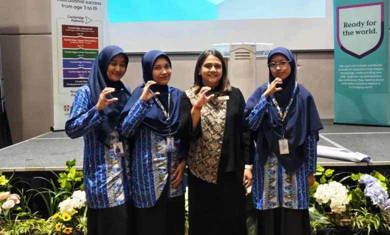 Empat wanita, tiga di antaranya guru LCP berhijab dari SD Muhammadiyah PK Banyudono, berpose bersama instruktur di atas panggung pelatihan berlatar logo Cambridge di Hotel Harris Solo.