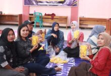 Peserta pelatihan pelatihan UMKM menunjukkan produk kemasan keripik olahan sukun Grobogan hasil inovasi mahasiswa UNIMUS di Desa Taruman.