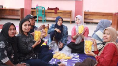 Peserta pelatihan pelatihan UMKM menunjukkan produk kemasan keripik olahan sukun Grobogan hasil inovasi mahasiswa UNIMUS di Desa Taruman.