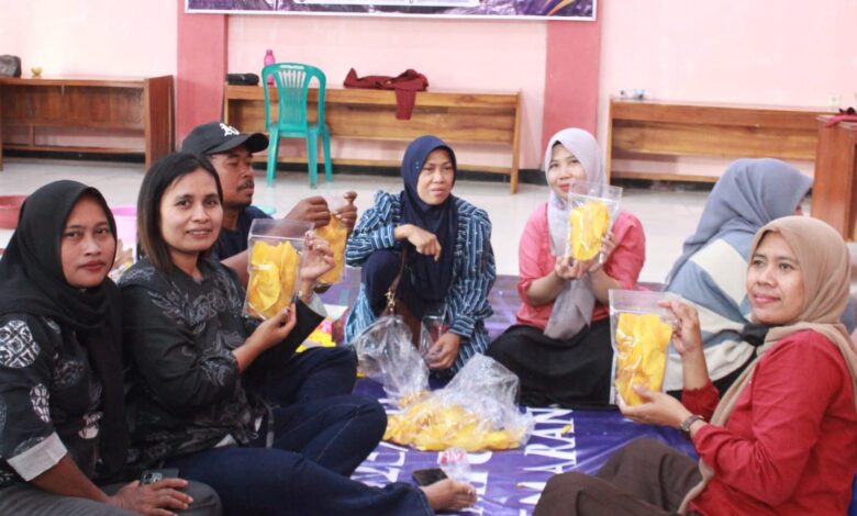 Peserta pelatihan pelatihan UMKM menunjukkan produk kemasan keripik olahan sukun Grobogan hasil inovasi mahasiswa UNIMUS di Desa Taruman.