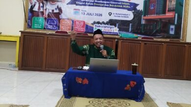 Mubalig Muhammadiyah Dwi Jatmiko memberikan tausiyah tentang makna doa selamat dunia akhirat di SD Muhammadiyah 2 Kauman Solo.