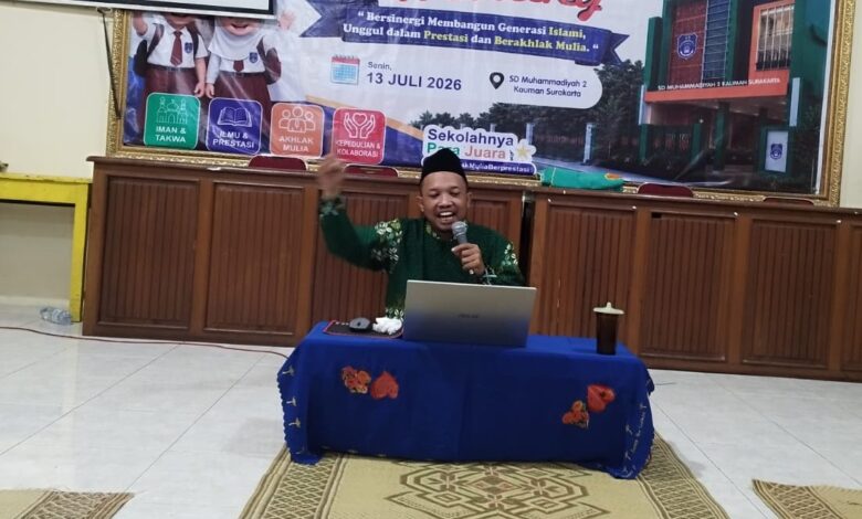 Mubalig Muhammadiyah Dwi Jatmiko memberikan tausiyah tentang makna doa selamat dunia akhirat di SD Muhammadiyah 2 Kauman Solo.