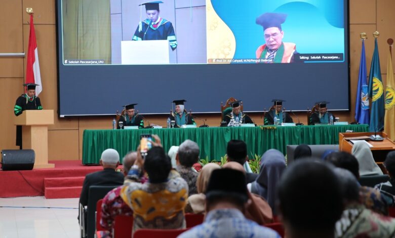 Mendikdasmen Abdul Mu'ti (tampilan di layar besar sebelah kanan) saat menyampaikan sambutan dalam Sidang Promosi Doktor Muhammad Khoirul Huda di Pascasarjana UNJ.