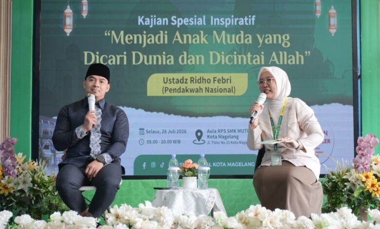 Ustadz Ridho Febri saat membedah kunci sukses generasi muda dalam kajian di SMK Mutual Kota Magelang
