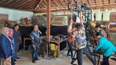 Tim pengabdian UMS mendampingi perajin batik Desa Wisata Jarum Klaten memperagakan penggunaan teknologi tepat guna untuk keselamatan kerja.