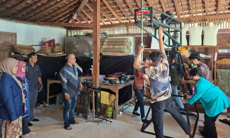 Tim pengabdian UMS mendampingi perajin batik Desa Wisata Jarum Klaten memperagakan penggunaan teknologi tepat guna untuk keselamatan kerja.