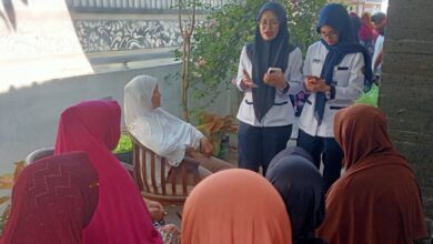 Mahasiswa Profesi Fisioterapis UMS berdialog dan memberikan edukasi kesehatan kepada warga lansia di Desa Trangsan Sukoharjo