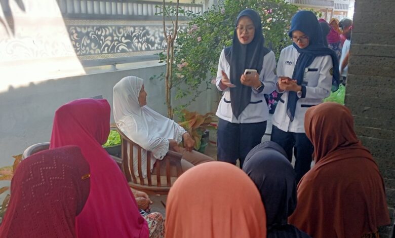 Mahasiswa Profesi Fisioterapis UMS berdialog dan memberikan edukasi kesehatan kepada warga lansia di Desa Trangsan Sukoharjo